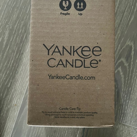 Yankee Candle Large Jar Candle Salted Caramel - Picture 3 of 3